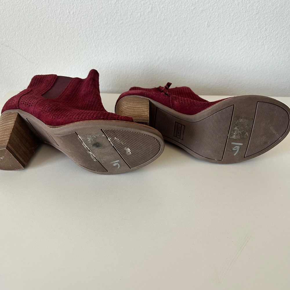 Toms Burgundy Perforated Peep-Toe Ankle Booties Size 6 - Picture 8 of 9